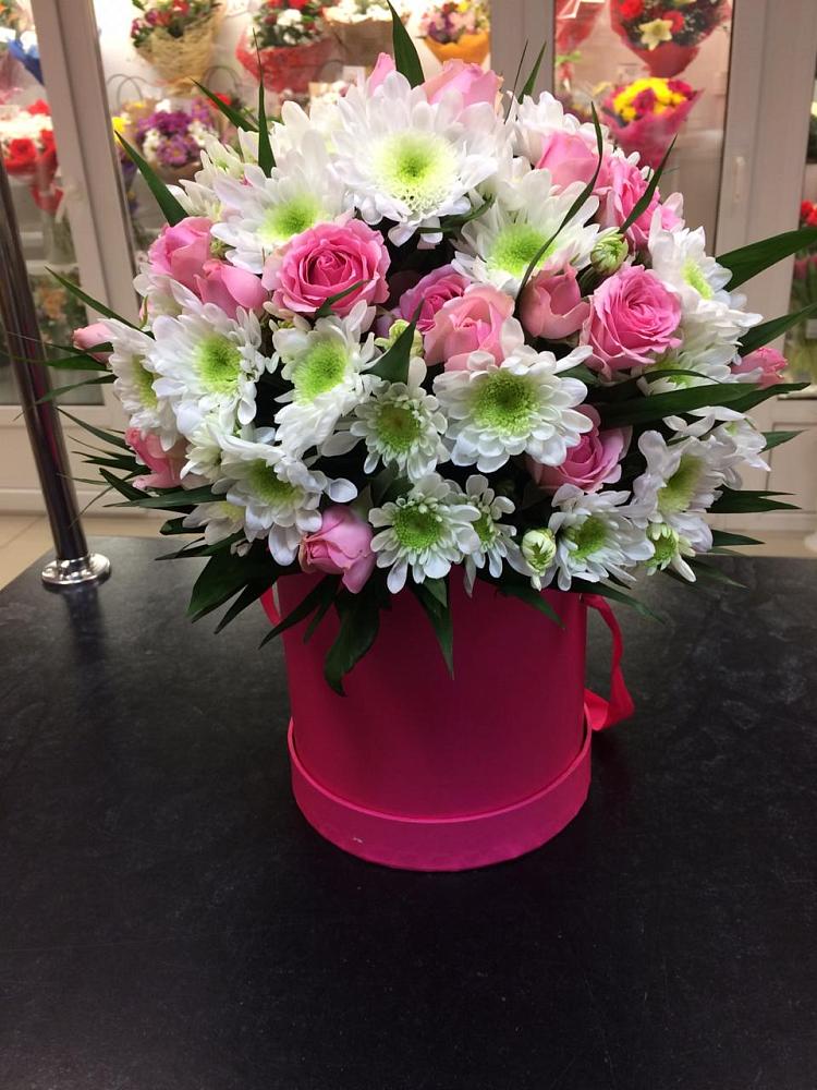 Цветочная композиция из Розы и Хризантемы в шляпной коробке в Эдельбае