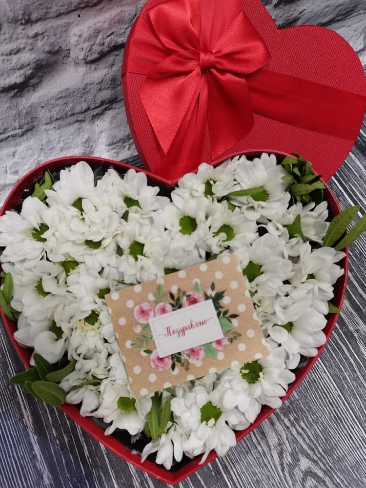 Цветочная композиция из Хризантемы в виде сердца в Эдельбае